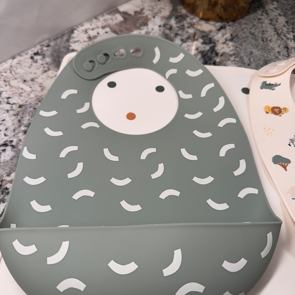 Kids Silicone Bib Set - Green and Cream - Picture 2 of 4